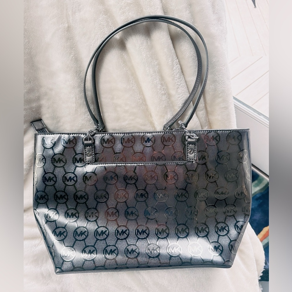NWOT Michael Kors Silver Logo Tote with zipper